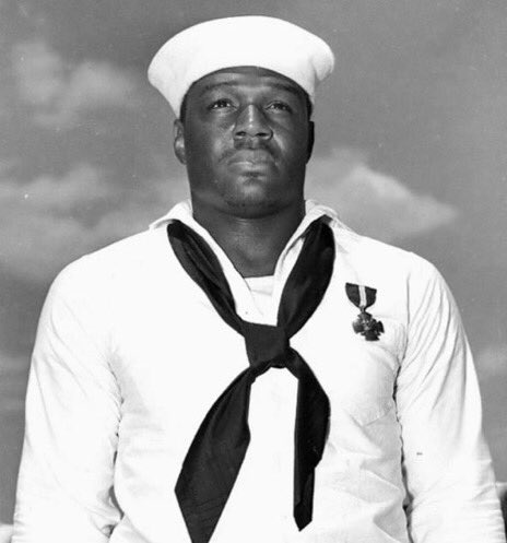 Dorris Miller was the first #AfricanAmerican awarded the #NavyCross for his heroics at #PearlHarbor. He was aboard the #USSVirginia when it came under attack.After helping the wounded, he manned a gun station & attacked the enemy before finally being ordered to abandon ship. #WW2