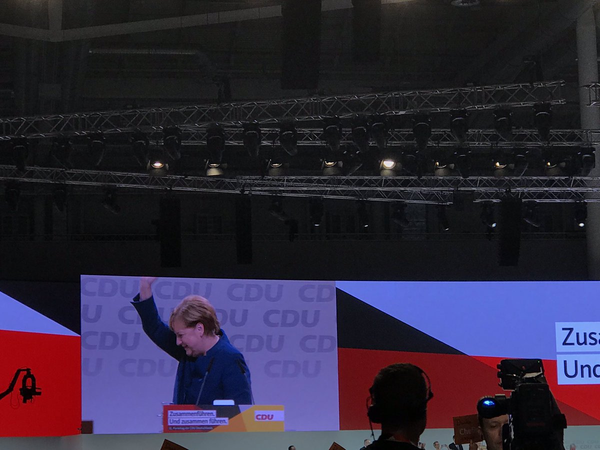 Merkel verabschiedet sich auf #cdupt18 als Vorsitzende und erntet minutenlang Standingovations und Applaus #cdu #CDUVorsitz