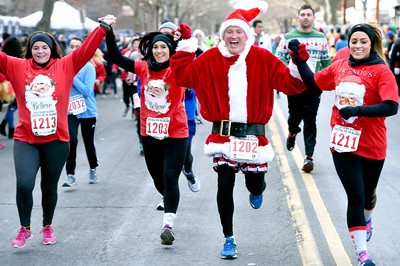 SarahCodyMedia's tweet image. #TGIF...and yippee!  It's that time!  Turn on @WTNH to find out 8 THINGS TO DO THIS #WEEKEND!  Festivities are jolly all the way!  @CTRepTheatre @MoheganSun @PTXofficial @CTScienceCenter @SeaTeaImprov