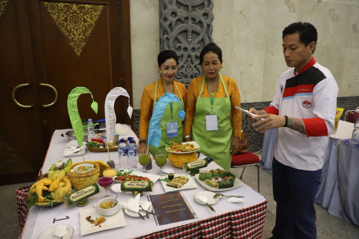Hari ini (7/12), telah dilaksanakan lomba masak ikan tingkat nasional sbg puncak peringatan Hari Ikan Nasional ke-5 Tahun 2018. Peserta adl perwakilan dari 31 provinsi yg sebelumnya juara lomba masak ikan tingkat provinsi. Chef Juna sebagai salah satu jurinya nih.😊#Harkannas2018
