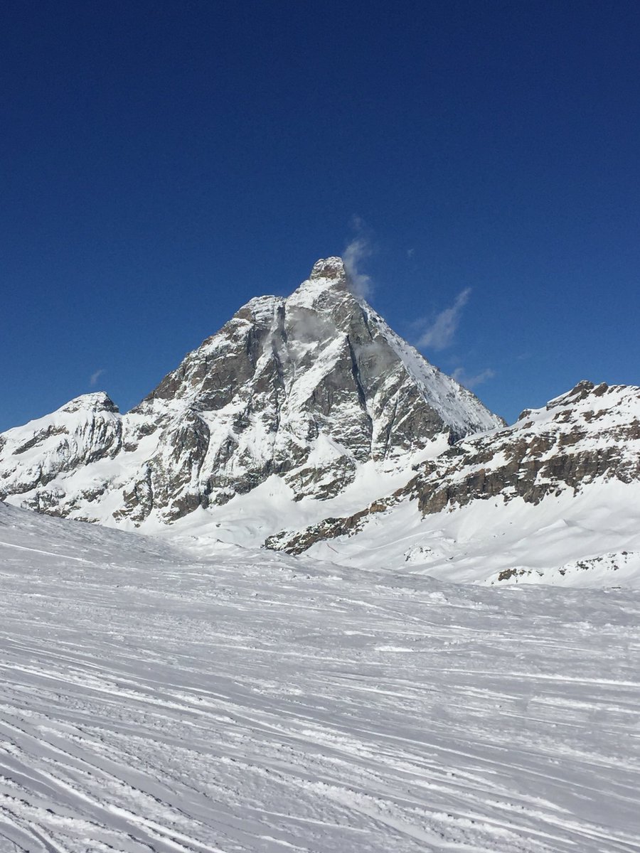 qnnectme's tweet photo. Wer erkennt die Rückansicht des Berges und errät den Ort des Qnnect Skitags? ☀️ ⛷ #Sonne #Schnee https://t.co/lmEK6ITs3c