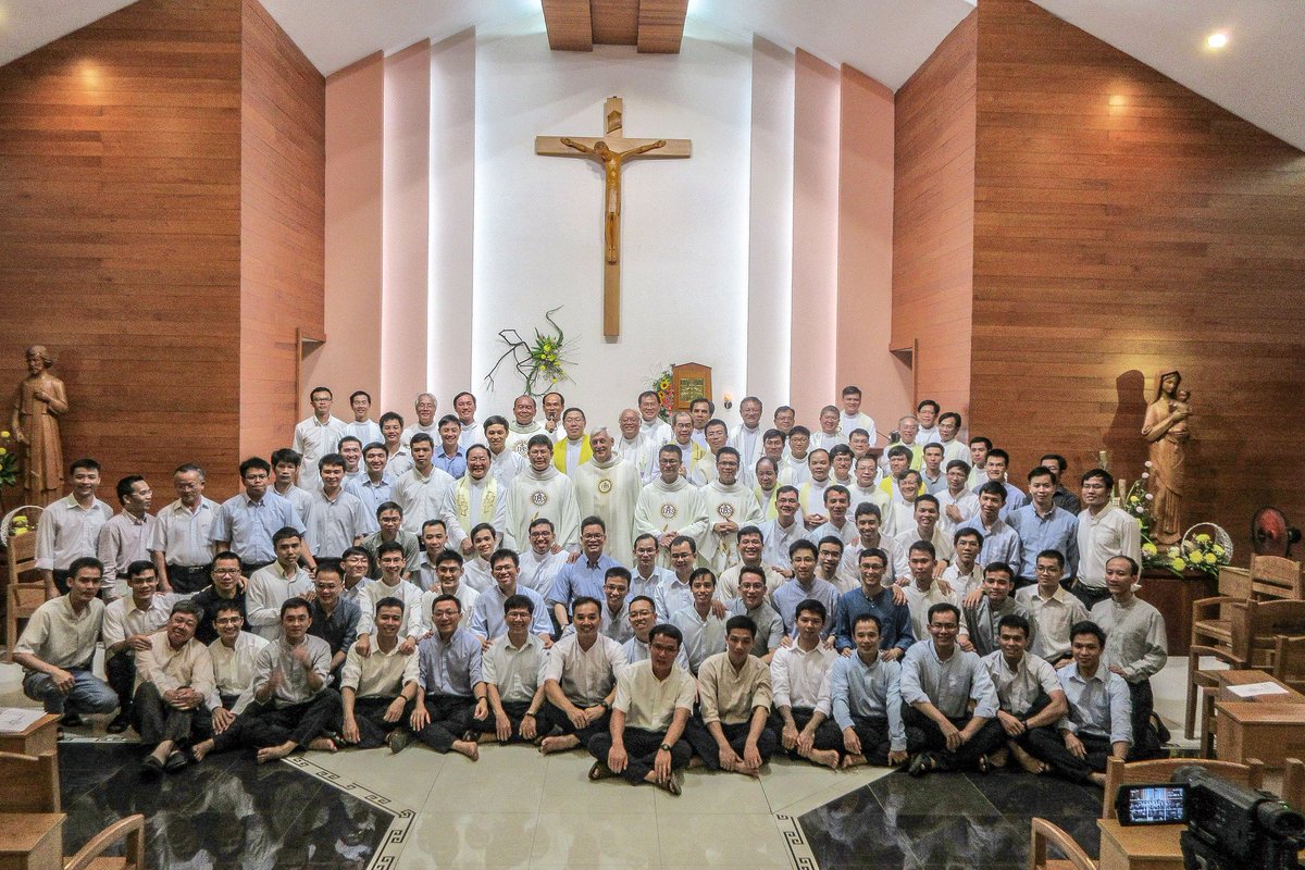 JesuitsGlobal's tweet photo. Read more about the ongoing #FatherGeneral #ArturoSosa's trip to 🇻🇳 #Vietnam, now in 4 languages 🇫🇷🇬🇧🇪🇸🇮🇹 at ⬇️
https://t.co/QE0saQHubN https://t.co/TizmdCU9K7