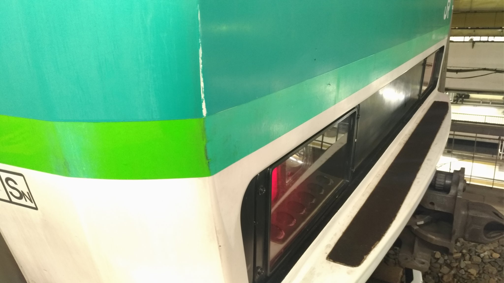 常磐急行 No Twitter 常磐線e231系 数日前に撮影したものですが E231系 マト110編成の上野側の先頭車 遠目から見て なんか違うような と近づいて見るとなんと全面の帯のみ色が薄く 02年の登場時のよう なっていました 全面と側面の色の差が凄いことになって