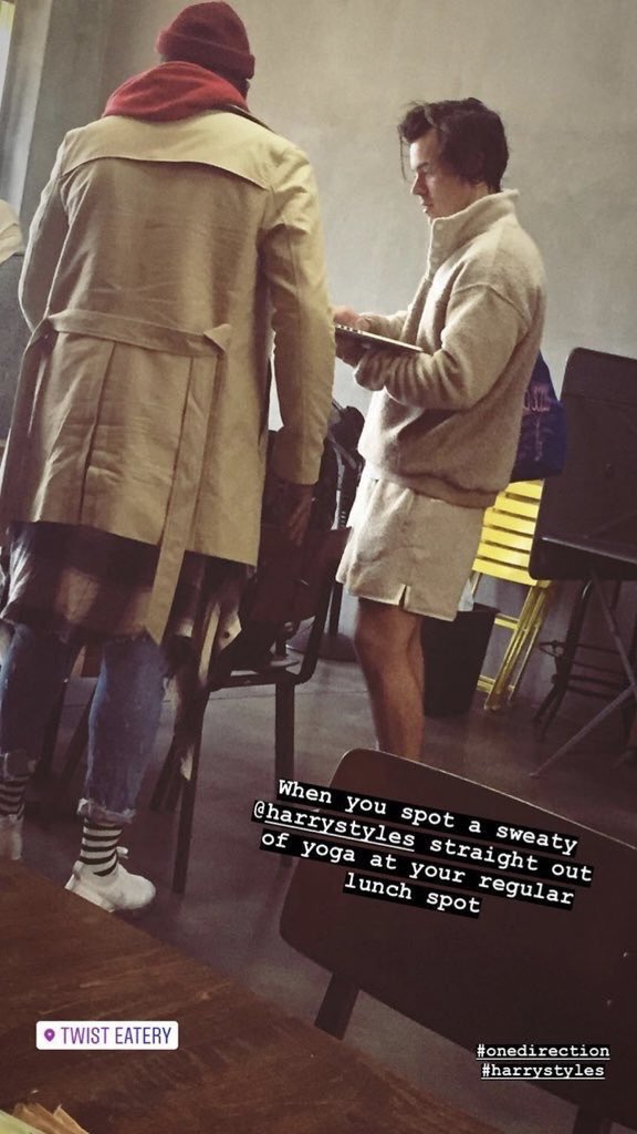BluDiLouis's tweet photo. La cosa che mi piace di Harry è che potrebbe permettersi un insegnate di Yoga privato nella sua palestra privata con indosso una suit di Gucci, ma a guardarlo così, potrebbe essere uno qualunque di noi in uno di quei giorni in cui non facciamo caso all’outfit https://t.co/p78b5Btnin