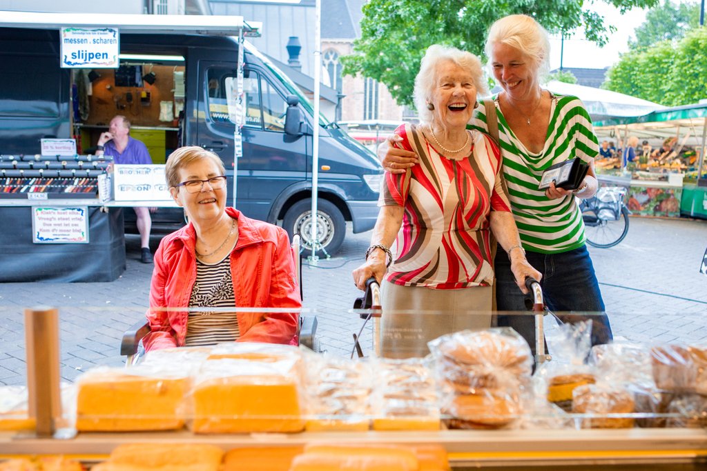 Vandaag is het de #dagvandevrijwilliger, ook bij ons hebben zij een belangrijk aandeel. Daarom voor alle vrijwilligers: bedankt voor jullie inzet!

Wil je ook wat betekenen voor onze bewoners? Neem dan contact op met onze welzijnscoördinatoren: welzijnscoordinatoren@sensire.nl.