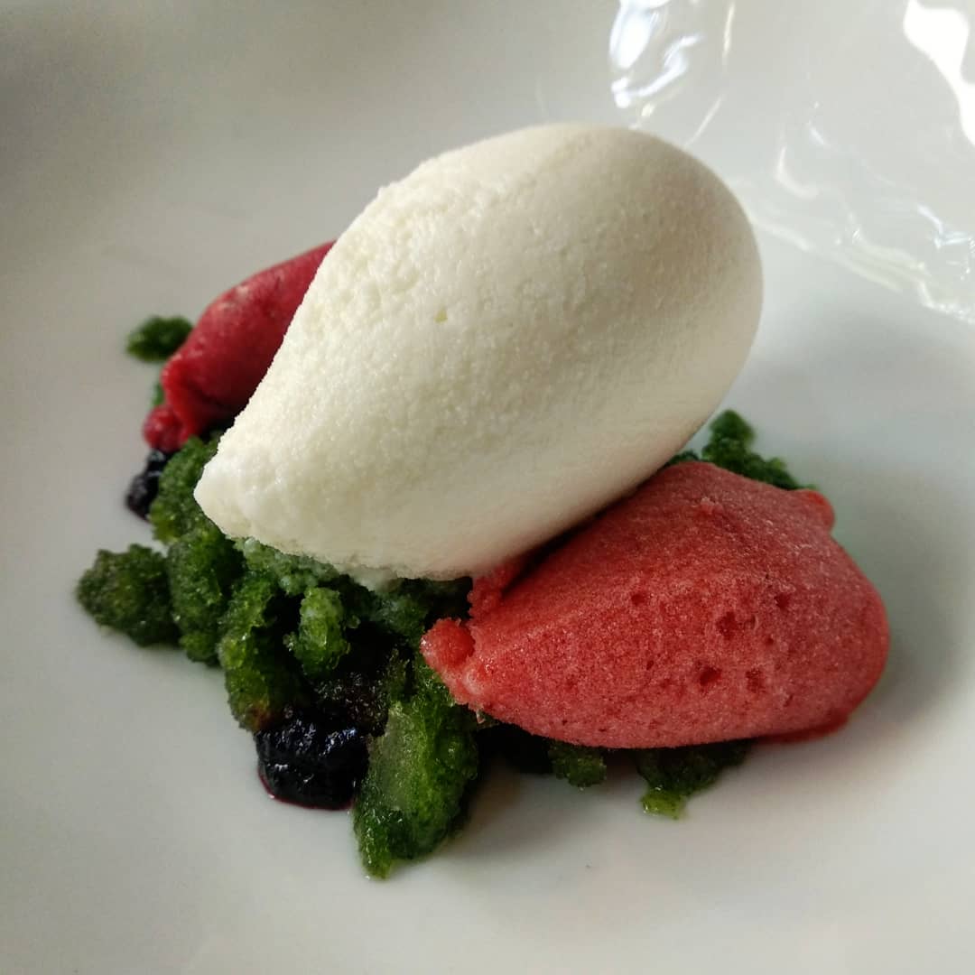 decuina's tweet photo. Avui al QueFem? de La Vanguardia parlo de @CalArpa de Banyoles, del seu gelat amb granissat d'alfàbrega, els peus de porc cruixents i la seva ratafia casolana.
#michelinstar ⭐ https://t.co/GwJcdolOVq