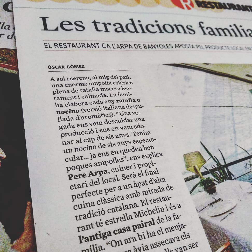 decuina's tweet photo. Avui al QueFem? de La Vanguardia parlo de @CalArpa de Banyoles, del seu gelat amb granissat d'alfàbrega, els peus de porc cruixents i la seva ratafia casolana.
#michelinstar ⭐ https://t.co/GwJcdolOVq