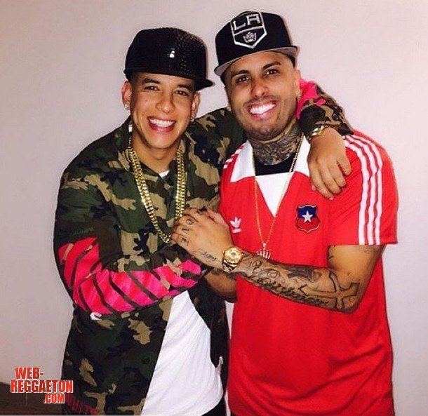 WebReggaeton's tweet photo. #DaddyYankee Unfollow a #NickyJam en Instagram? 😮🤔 https://t.co/6sFQEIHdXB