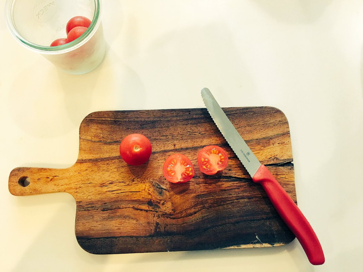 中村憲剛 ビクトリノックスさんより頂いた素晴らしい切れ味のトマトベジタブルナイフ 我が家で絶賛大活躍中です ありがとうございます トマトすぱーっと この語彙力のなさ でもそれくらいの切れ味 こんなに切れて約1000円 1000円縛りのクリスマス