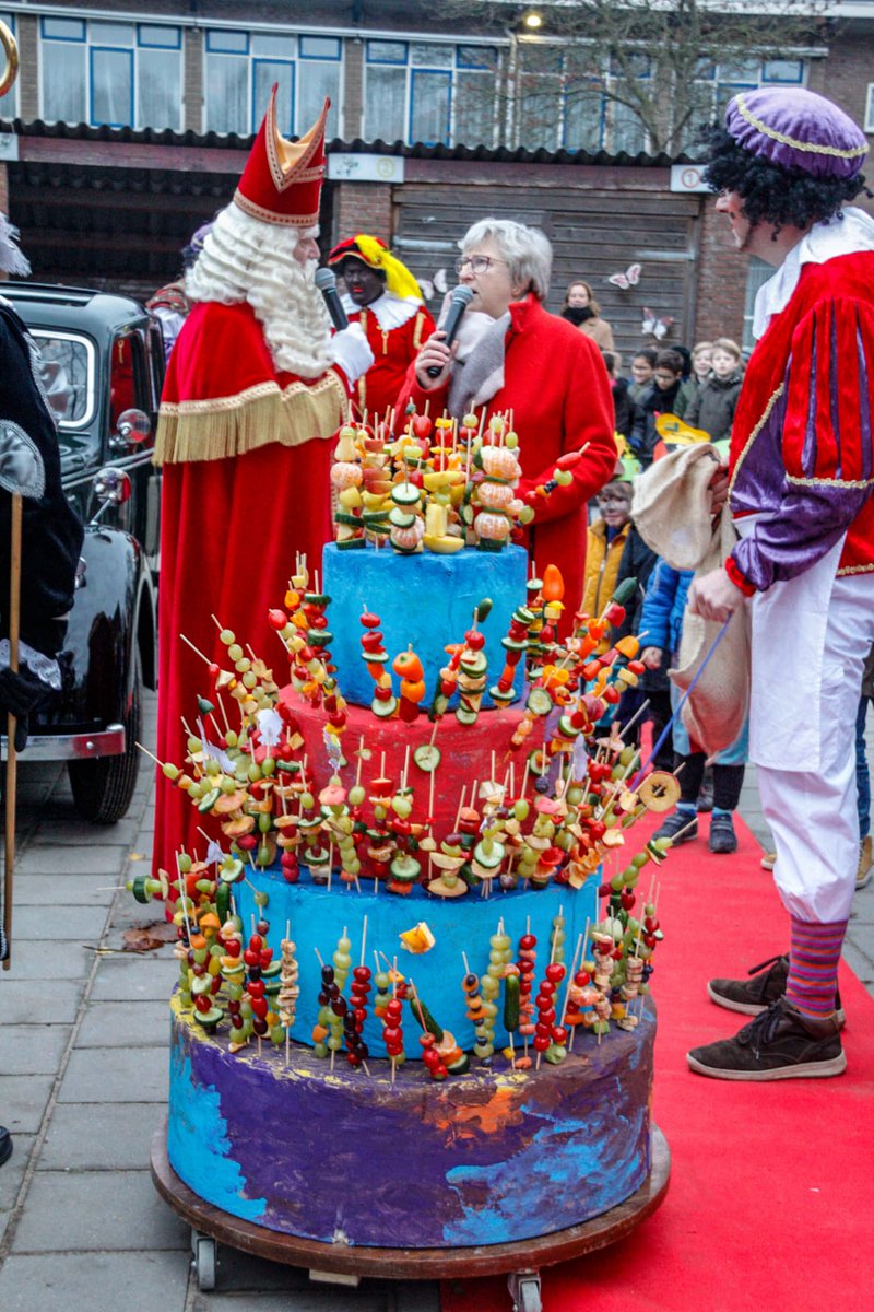 De Sint kreeg eerder deze week deze prachtige taart aangeboden op de Montessorischool in Tiel!🍎🍌🍒