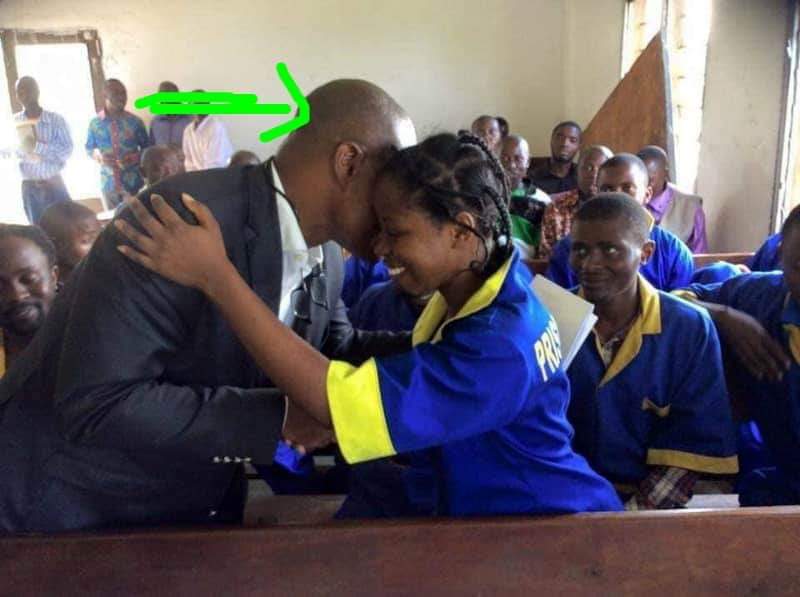 RdcVision's tweet photo. #Retro2016: @MartinFayulu rend une visite de réconfort aux militants de @luchaRDC arrêtés injustement à #Goma! Le soldat du peuple mérite la couronne 👇👇👇 https://t.co/VbTBwnJyZ8