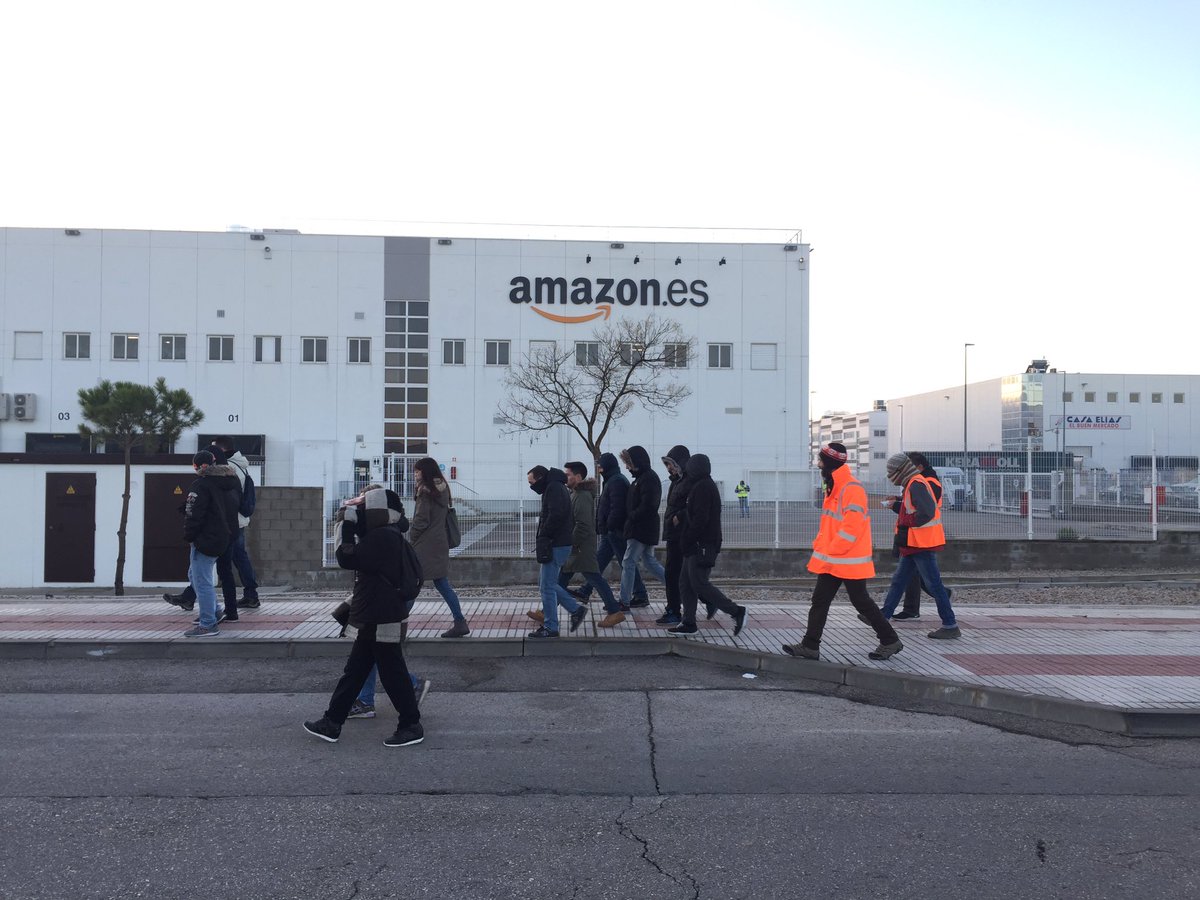 iDiarioES's tweet photo. DIRECTO HUELGA #AMAZON | Siguen los piquetes en el almacén de #Amazon San Fernando #RodeaAmazon @CgtAmazonMad4 @AmazonEnLucha https://t.co/Bfvdtbr6Bf
