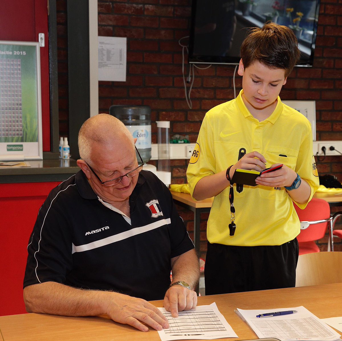 KNVBNoord's tweet image. Het is vandaag Nationale Vrijwilligersdag. Bedank daarom dit weekend alle vrijwilligers bij jouw op de club, want deze helden maken jouw vereniging! ⚽️👏
#clubhelden #vrijwilligersbedankt #KNVB