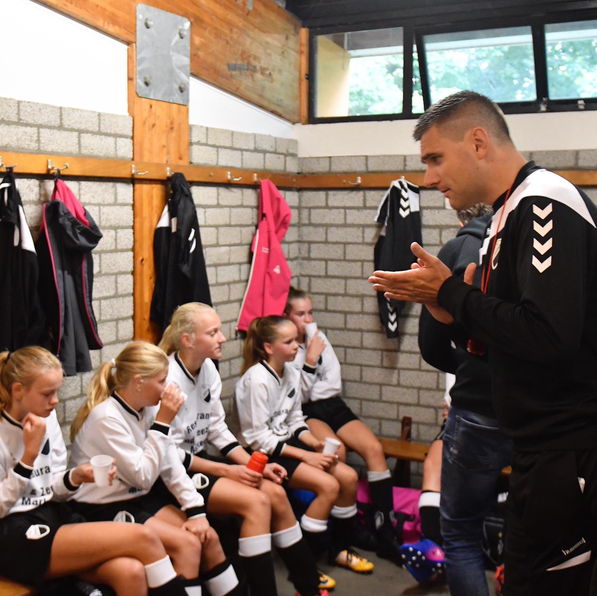 KNVBNoord's tweet image. Het is vandaag Nationale Vrijwilligersdag. Bedank daarom dit weekend alle vrijwilligers bij jouw op de club, want deze helden maken jouw vereniging! ⚽️👏
#clubhelden #vrijwilligersbedankt #KNVB