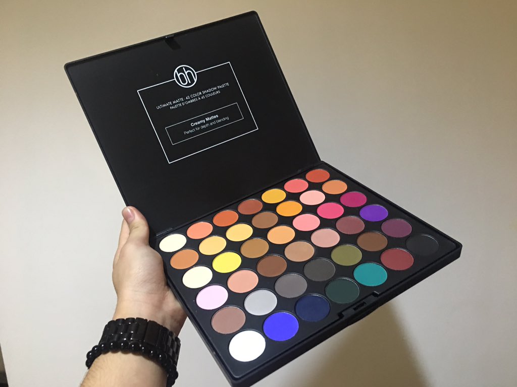 sawadeecara's tweet photo. THE PALETTE IS HERE! Canโt wait to play with my new Baby! ๐คฉ๐ฅฐ ๐จ
#UltimateMatte @bhcosmetics https://t.co/03Fhwx7Ndk