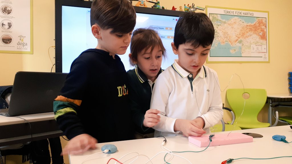 ikizoglukemal's tweet photo. 🌟Kodlama haftası için #Stratch ve #MakeyMakey 🎮 setini kullanarak hazırladığımız tel oyunumuzda amaç tuttuğumuz teli şekildeki tele en az değdirerek en yüksek skoru en aza indirebilmek 🎯🌟 #bahcelievlerdoga #dogatech #dogadaegitim #hourofcode2018 #HourofCode #coding #wiregame https://t.co/zSN4Y0KnJr