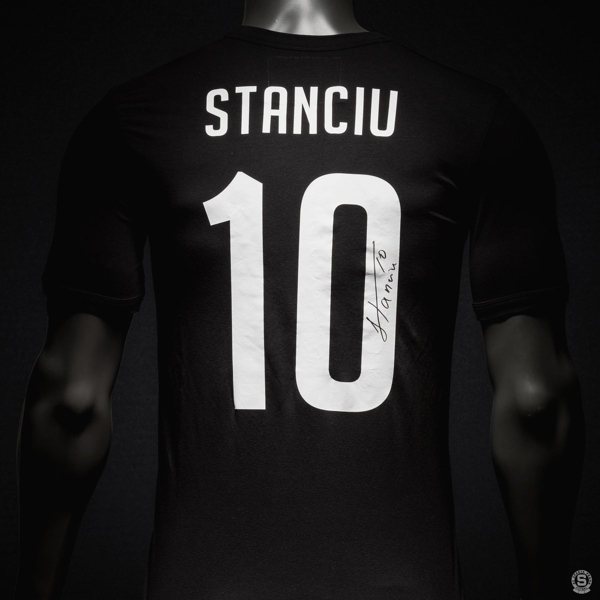ACSparta_CZ's tweet photo. AUKCE | Vydražte si hraný a podepsaný retro dres z výročního utkání na oslavu 125 let Sparty!
Výtěžek aukce bude věnován Nadačnímu fondu ACS, který se stará o bývalé hráče klubu, kteří se ocitli v sociální a zdravotní nouzi. #acsparta #spartaNADOBRO
➡️ https://t.co/f3zJ4EdZc1 https://t.co/eW6WgKRX48