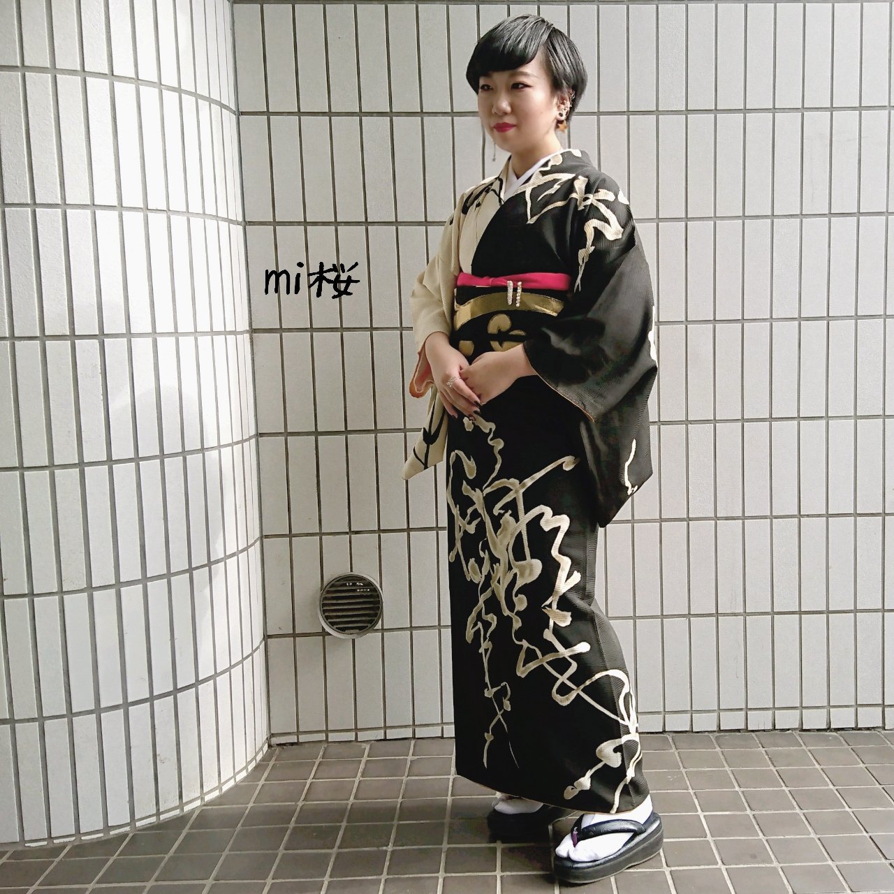 Mi桜 Kimono Style 今日は針供養でした からの浅草 ツイ廃着物部 着物 着物自画撮り部 着物コーディネート 今日の着物 着物結社闇黑雧會 付け下げ 羽織 黒 総絞り ベリーショート ピアス ボディピアス 粋 T Co 6b94ahmddq Twitter