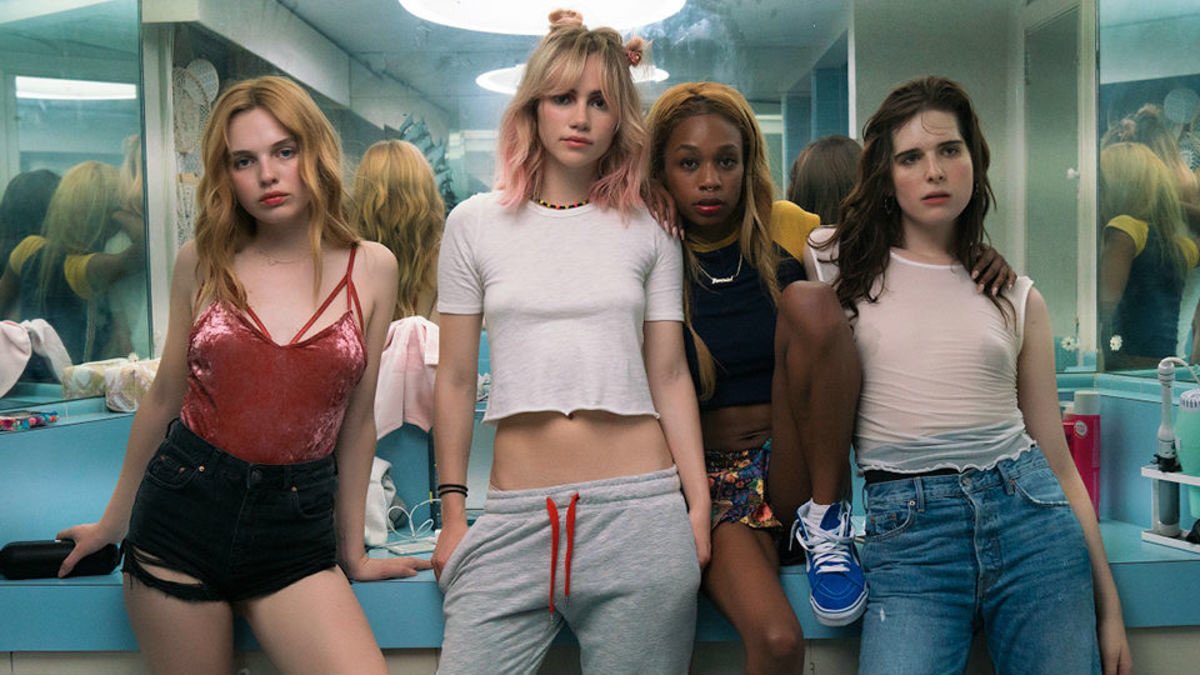 Mikeysuschinos's tweet photo. ¡Nueva entrada en el blog! Seguimos repasando lo visto en @sitgesfestival. Hoy @GingerBurlesque nos trae la reseña de #Assassinationnation. Un #survival con mucha carga social. Enjoy🙏😎
#sitges2018 

👉 https://t.co/8ua5DBc1Vn https://t.co/UGSyV09poh