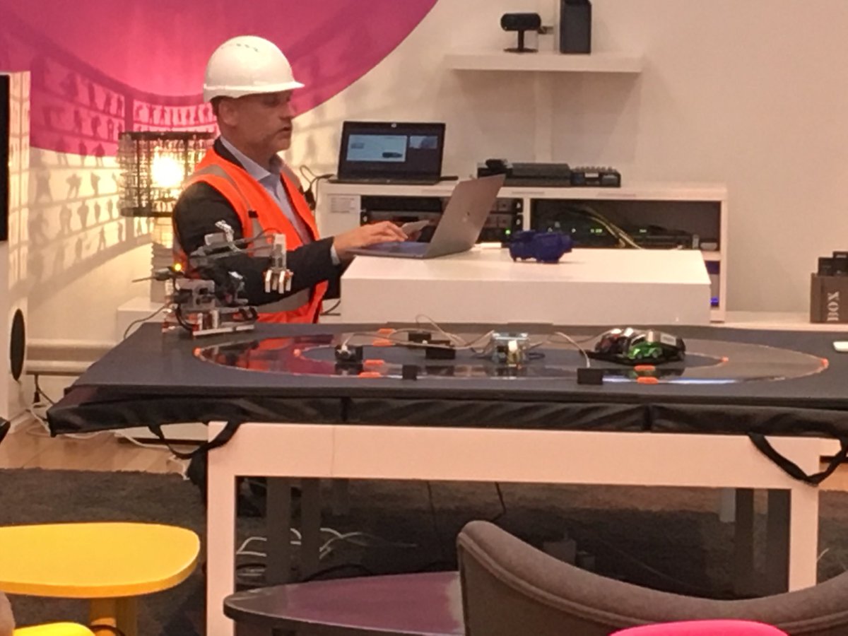 OliviaFaucheux's tweet image. L’innovation dans la vie du technicien #AugmentedWorker #DigitalEngineering avec @agrundey @Oracle_France @AccentureTech et Singulair #Startup