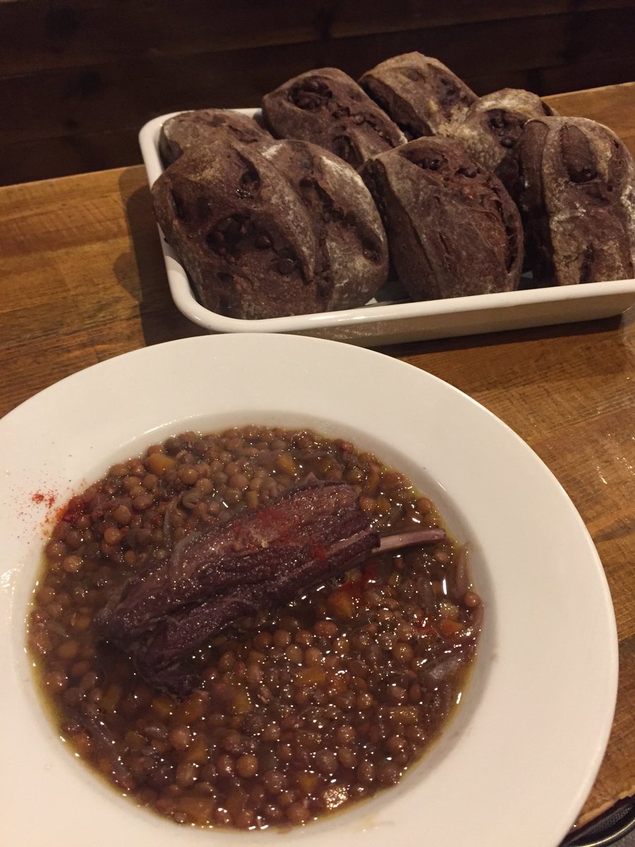 mitakabar's tweet photo. 新月の今夜。

茶色いものたちおすすめです。

ラムスペアリブとレンズ豆の赤ワイン煮込み、そしてチョコリュスティック。

今週もおつかれさまでした！

#三鷹バル #三鷹台 #スペインバル #立ち飲み ＃カウンター #自家製パン #チョコリュスティック https://t.co/fWMqOq6cuG