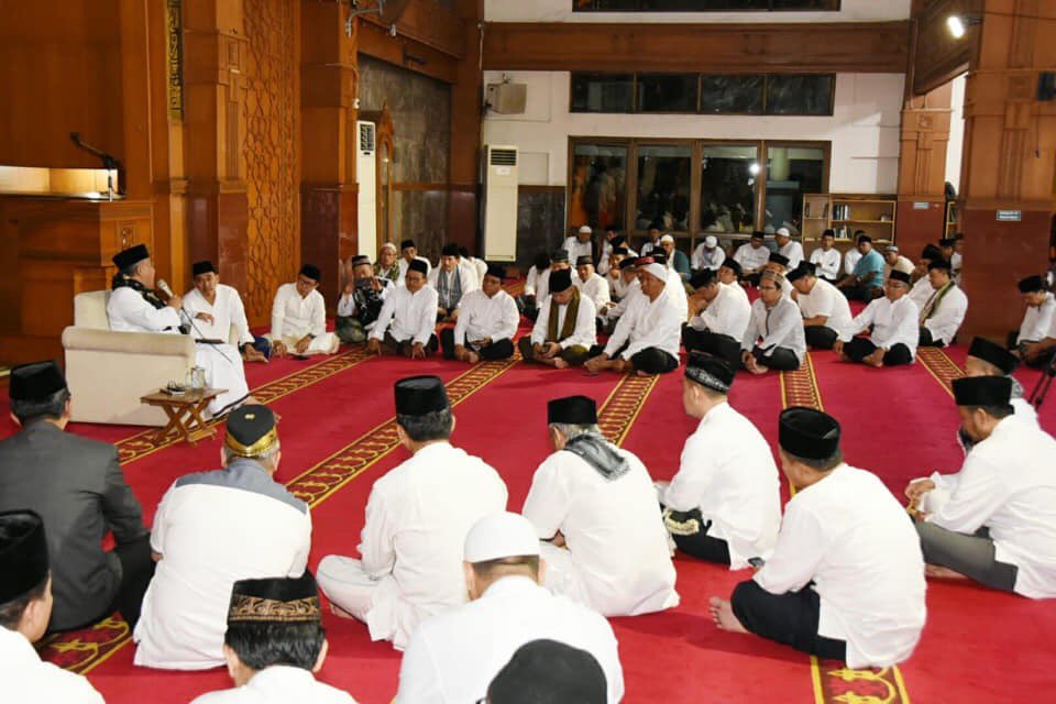 IdrisAShomad's tweet photo. Membangun kebersamaan dalam bingkai religius.

(Shalat Subuh Gabungan Rutin, 7/12/2018) https://t.co/eaT1Kh2gmw
