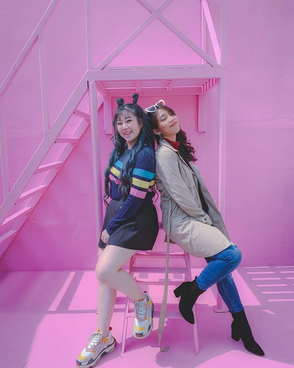 MUKAF11_FC's tweet photo. [ IG: imukkyy 📷 ]
2 สาว AE แห่งเดอะสกาาาาาาาาาฟิล์มมมม สวัสดีฮ้าาาาาาา #theskafilm #espritthailand #bossinithailand #TheSkaCalendar2019 https://t.co/K4kD2o4TdG #imukkyy https://t.co/yBYBIK7IYp