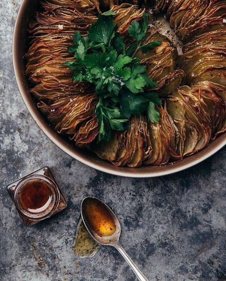 mielshedene's tweet photo. [Sélection de Noël 🎁]
Le #miel d’acacia à la truffe noire du Périgord Hédène est le cadeau idéal pour les amateurs de miel ! Sa puissance aromatique en fait un met raffiné très apprécié des fins gourmets.
IG : thepineapplechef 
👉👉 https://t.co/PHnBPFvKil https://t.co/Lsw37EDLfm