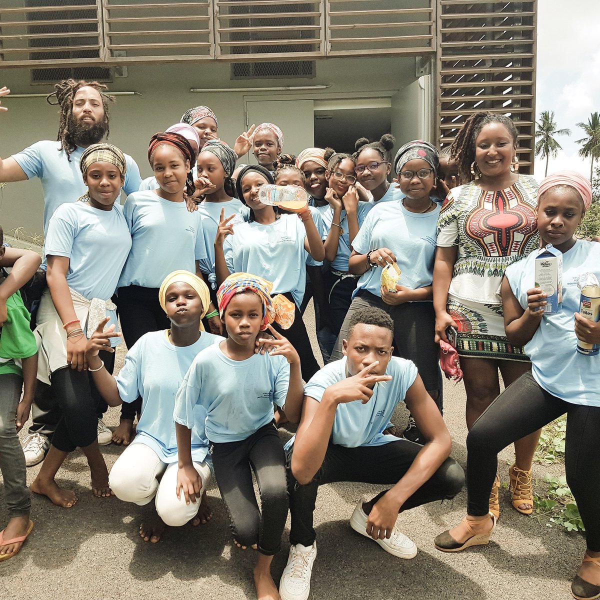 Pixl974's tweet photo. Merci aux Eleves du college de #Ouangani a #Mayotte pour cette super semaine #ateliersecriture avec #Malkijah...vous etes au top...#Ouvoimoja ... On est #SawaSawa ❤ https://t.co/owysK7ON8Y