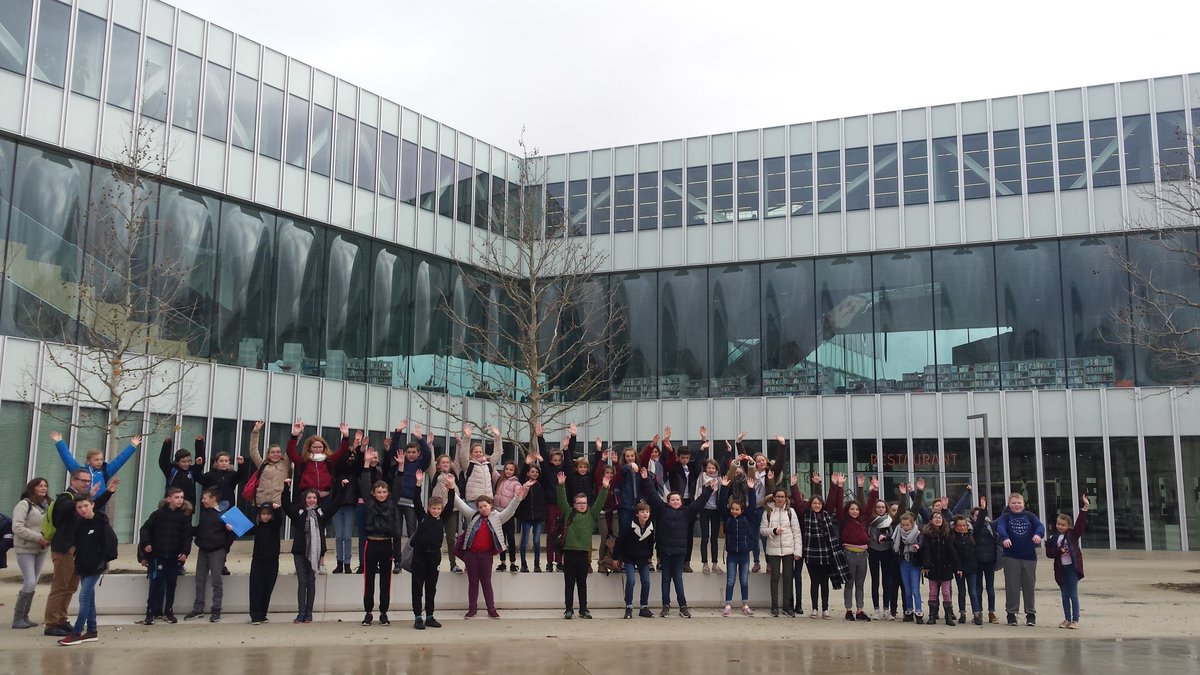 CdiGremillon's tweet photo. Les 6e à la bibiloth��que Alexis de Tocqueville de Caen #peac #viveleslivres https://t.co/6d4jVrgZEN