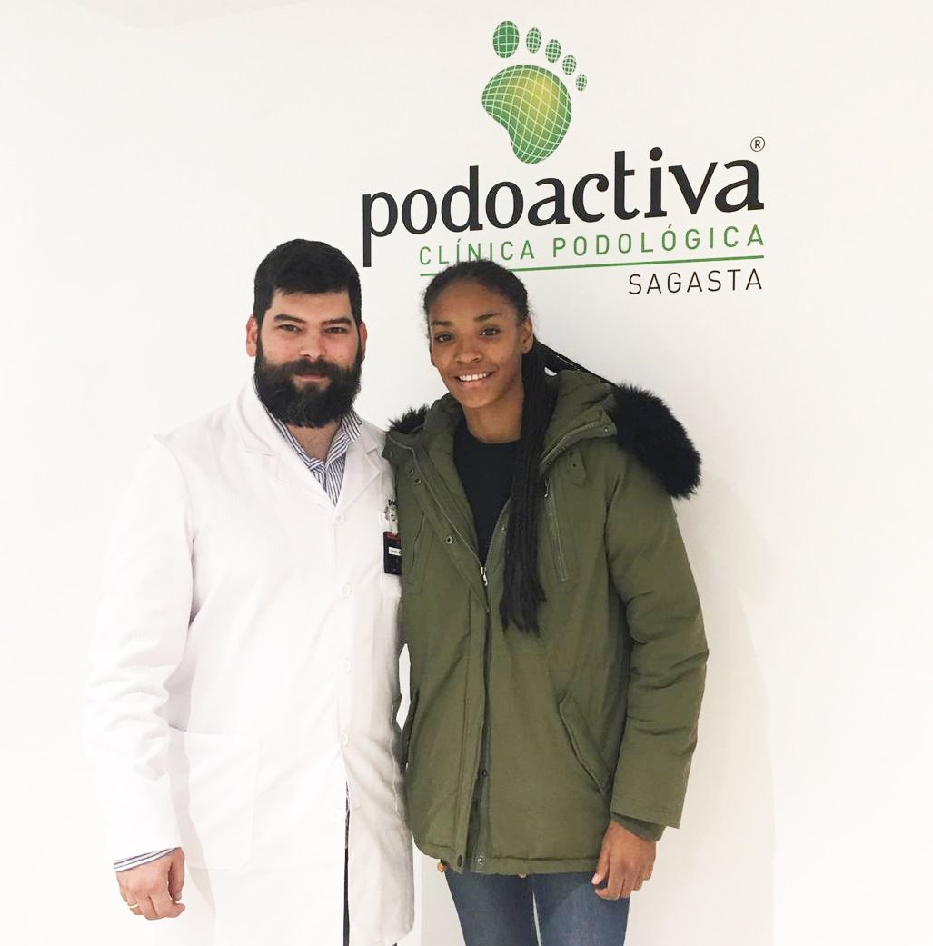 Visita muy especial en Clínica #PodoactivaSagasta de Salma Paralluelo, una de las #Campeonísimas del Mundo Sub-17 🥇. Tras ganar el #U17WWC, ha venido a revisar su #pies y su #pisada ⚽. ¡Enhorabuena y a seguir pisando fuerte! #PisaBienViveMejor #Podología