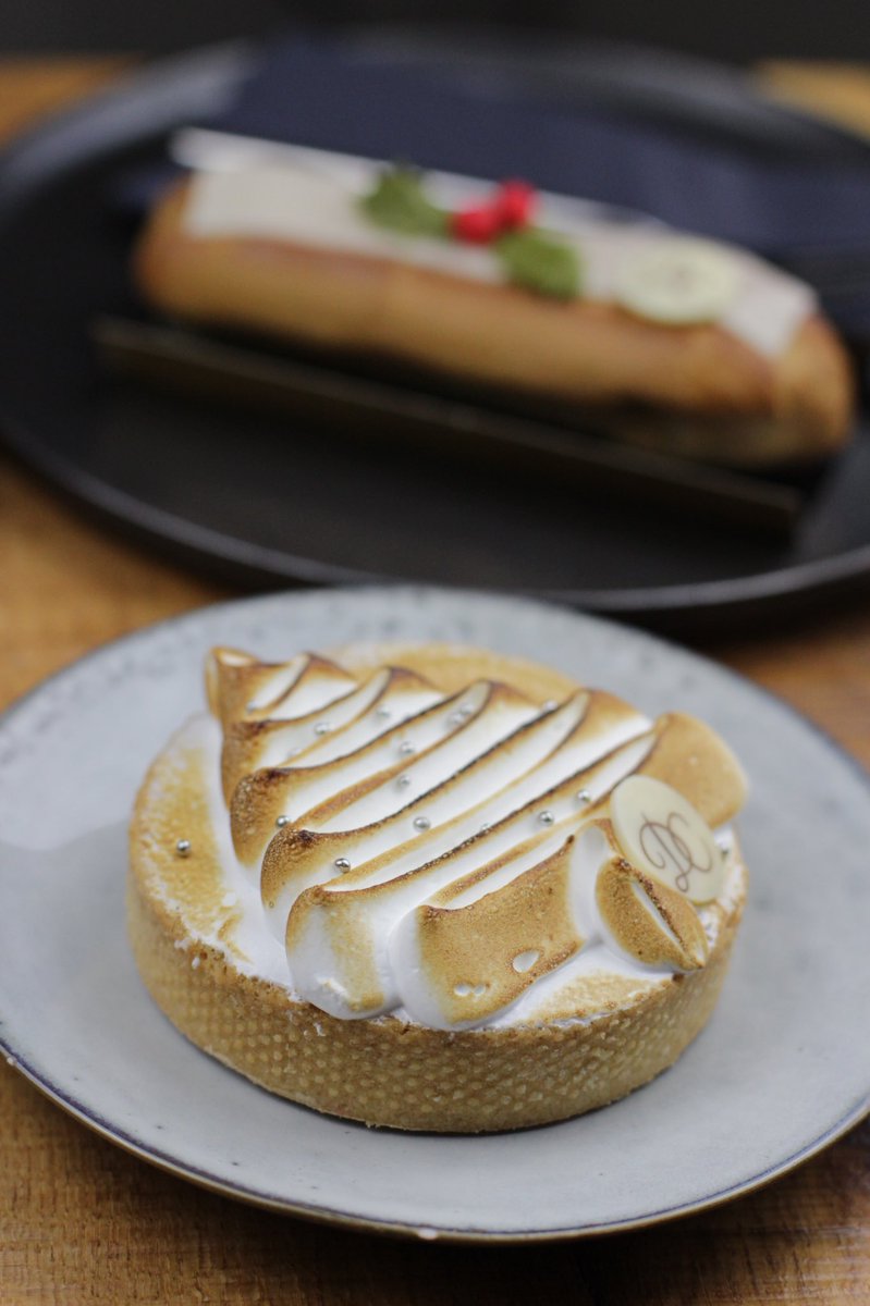 Lemon meringue pie in Christmas style🎄 #delicious #patisserie #dreamworldcakes #madeinnewcastle #christmas #meringue #instachef #lemonmeringuepie #lemondessert #cafe