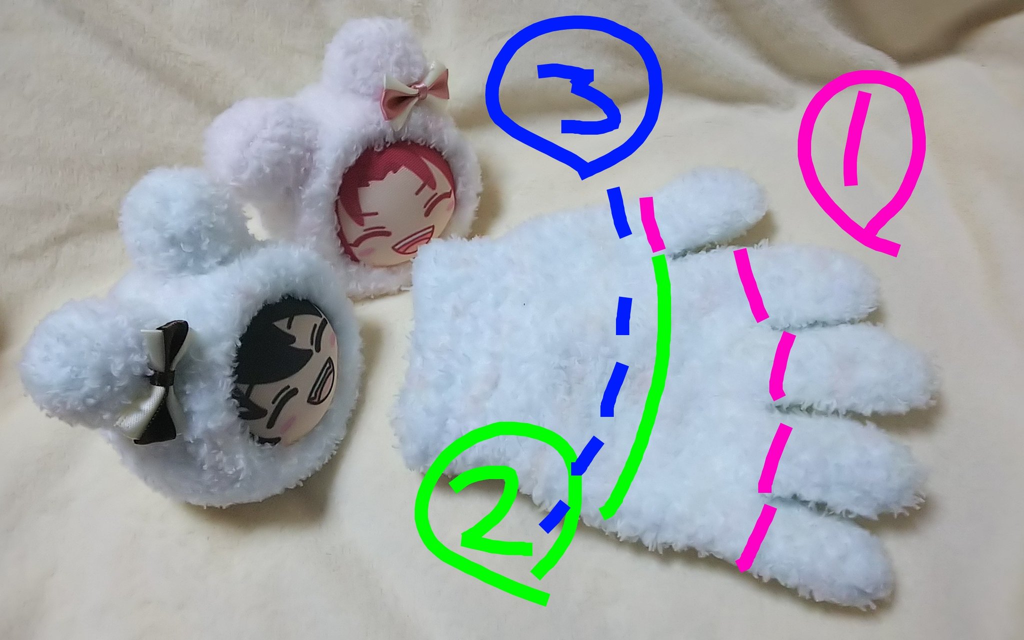 みずき おまんじゅう着ぐるみの作り方 用意するもの 100均の子供用手袋 針 糸 飾り 指を切る 親指のラインに合わせて切る 裏返してから切った場所を1周なみ縫いして糸を絞る 表に戻し耳としっぽを縫いつける 切れ端を指先に詰めて長さ調節して