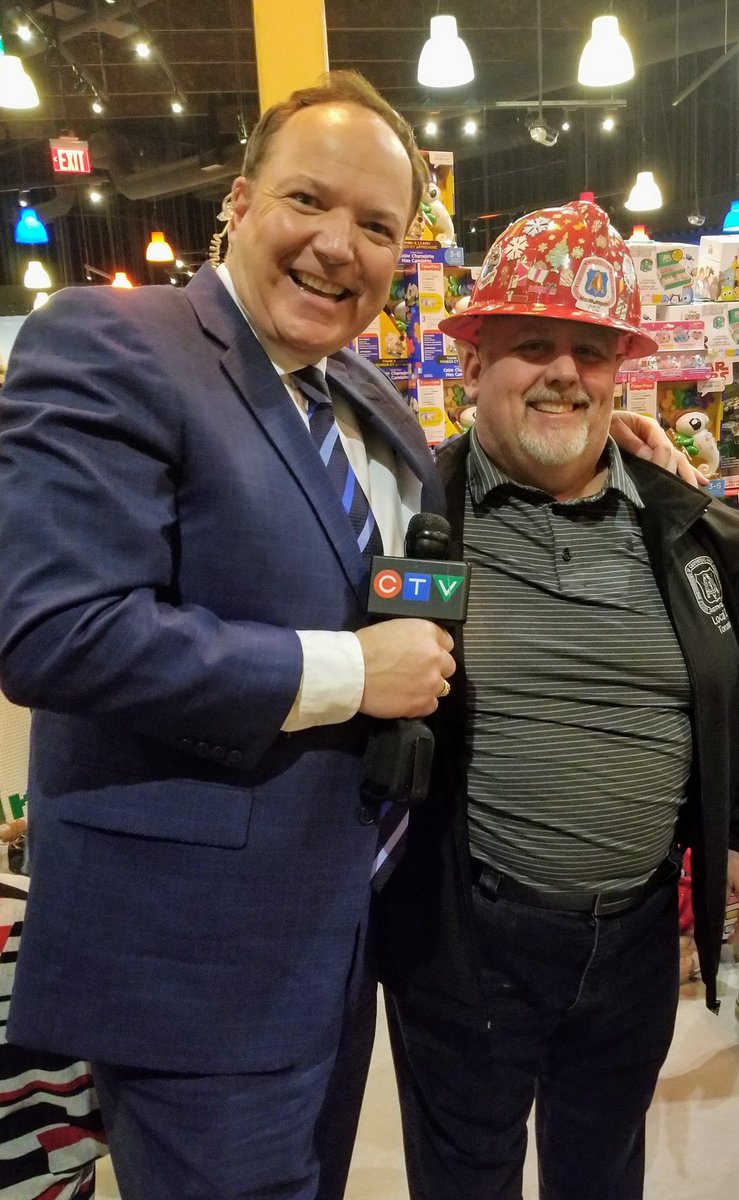 MYorke27's tweet photo. Kudos to rep Mike Humphries for leading our #local27 MAC committee members in a great @ToyMountain toy drive 4 familes &amp; kids! Seen here with @CTVToronto's Tom Brown,@4mycommunity &amp; our full @carpenters27 team! #givingback #buildingacity @tsatoronto #TM2018 #community #unionyes https://t.co/z64ulMAXF3