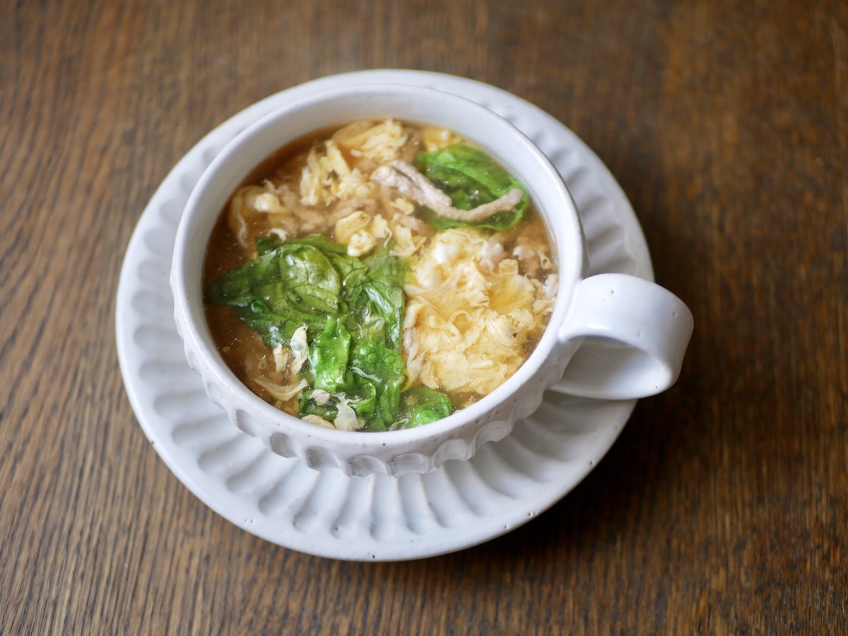 有賀 薫 レタスのとろとろ卵スープ 豚ひき肉でとったスープに片栗粉でしっかりとろみをつけてレタスを加え 卵 でとじます もともと鶏ひき肉で塩味で作るレシピですが 豚肉なので醤油を効かせました やさしい口当たりで するする体に入ってきます