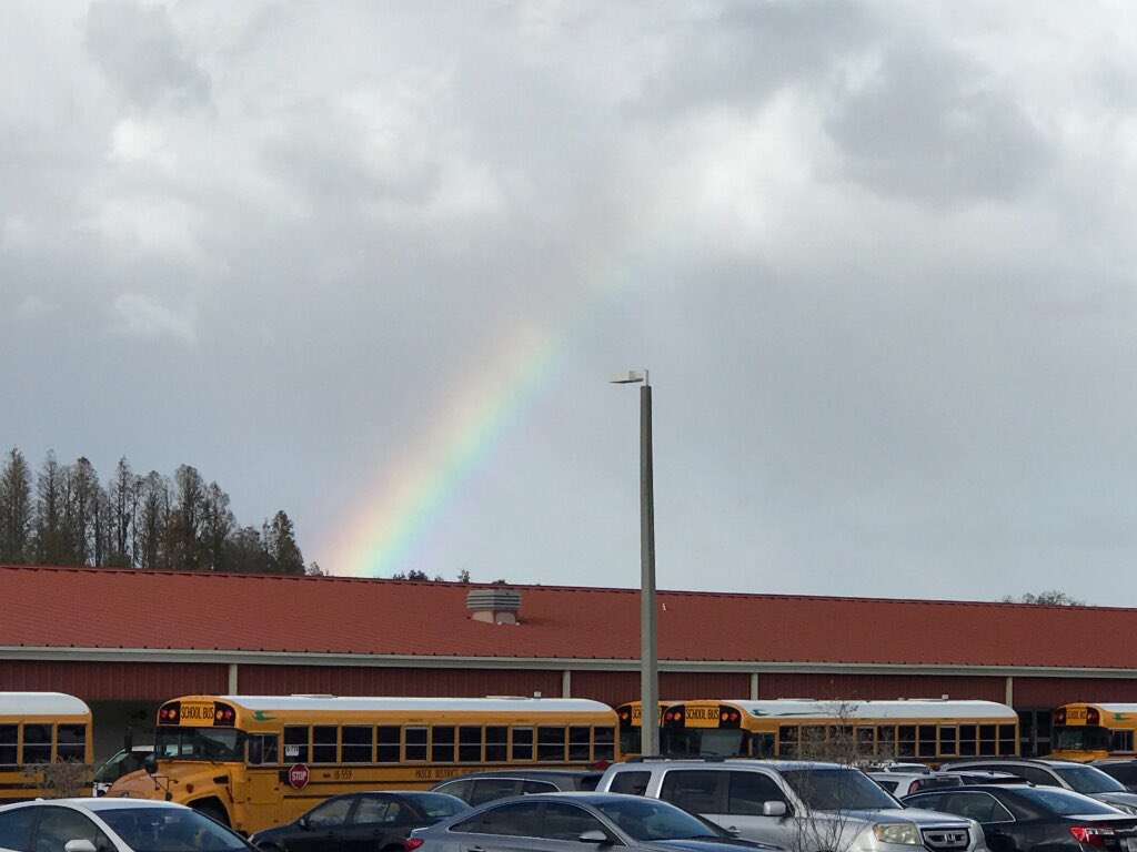 Great last day at Oakstead! Thank you to all the students, staff and families that came by to wish Mrs. Kimpland good-bye💚.
