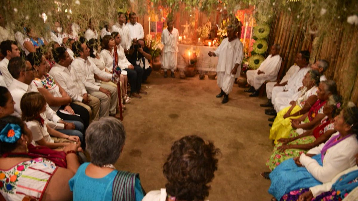 El día de hoy, en el Parque Takilhsukut en #Papantla se llevo a cabo la presentación del libro #MujeresDeHumo y la develación de la placa conmemorativa, “La Ceremonia Ritual de los Volares” en la Lista Representativa de Patrimonio Cultural Inmaterial de la Humanidad.