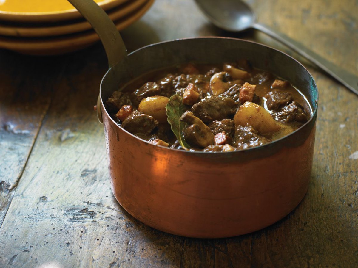 Beef Bourguignon, a French classic dish, is the perfect "winter night-in" dish.
Grass-fed beef, smoked local bacon, mushrooms and caramelized shallots with plenty of Burgundy wine🍷