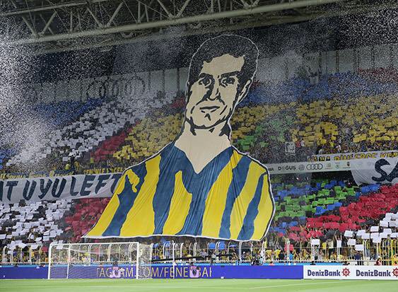 Tribünler bağırdı binlerce kere,
Ver Lefter’e yaz deftere,
Bitti kalem doldu defter,
Efsaneler ölmez Lefter. #Lefter93Yaşında