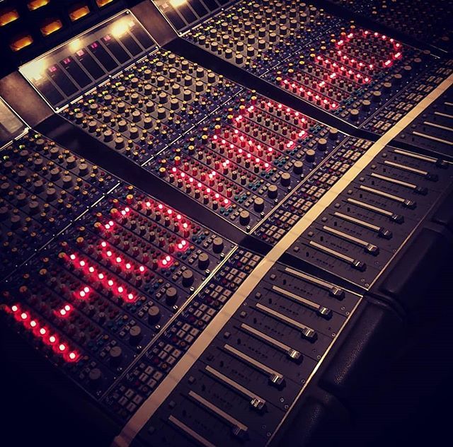 MixbusTv's tweet image. Merry Christmas and Happy Holidays folks!
#studiomeme #gearporn #mixingdesk #xmas bit.ly/2LvBBQh