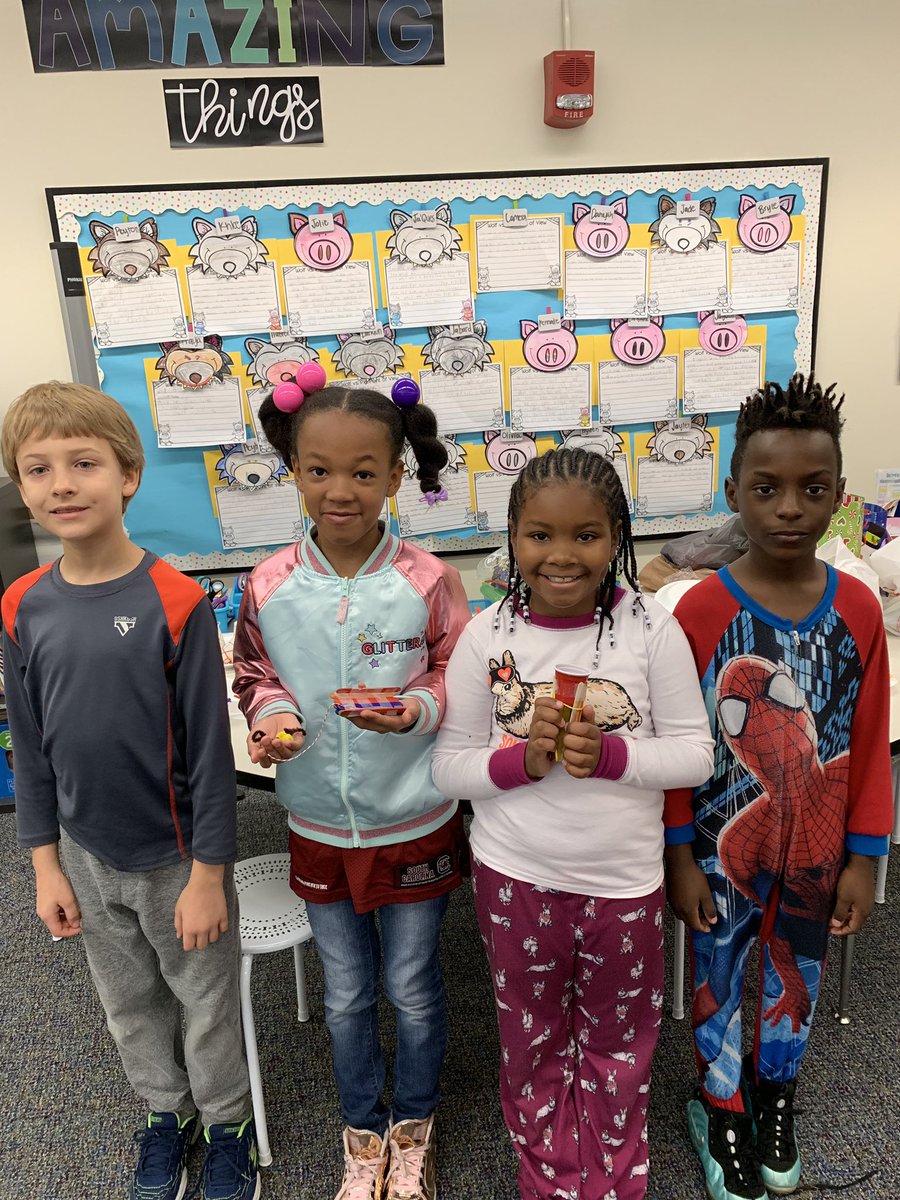MStephensonR2's tweet photo. We had a busy week full of learning about gingerbread, creating a sleigh for the Grinch, and completing Grinch directed drawings! https://t.co/jKhKuLqlJs