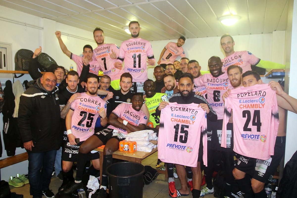 VICTOIIIREEE 1-2 vs Dunkerque !!!!
Merci <a href="/FCCOISE/">FC Chambly Oise ⚽️</a> !!!! 💙🖤 Passez de bonnes fêtes 🤩🥰🎉 #TeamChamblyFCO