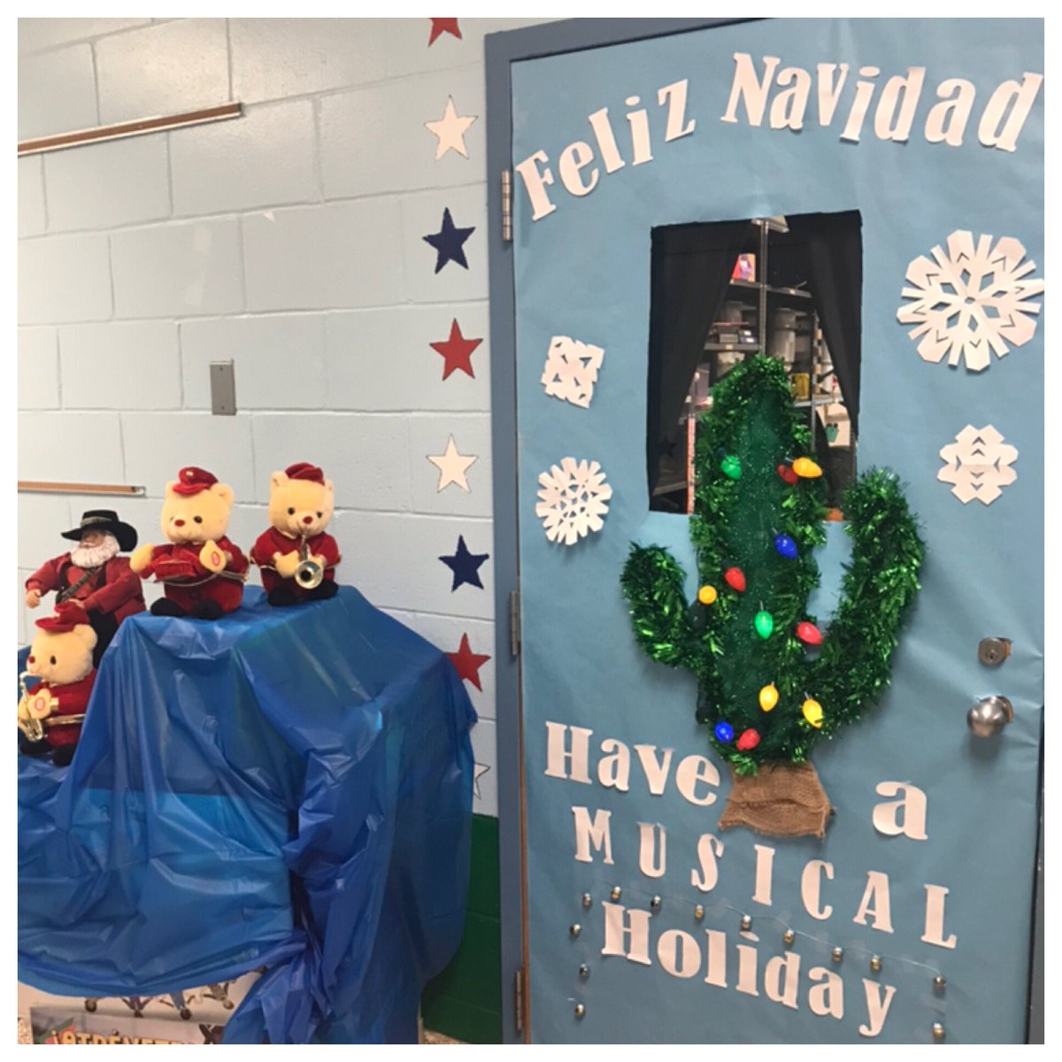 gingersanch26's tweet photo. Wishing you a musical holiday season...more fun with door decorating!  Feliz Navidad 🎶 https://t.co/uV0KXqLAsA
