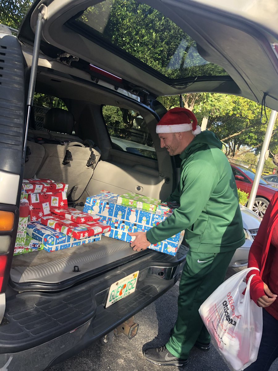 slimplicitee's tweet photo. It’s ALWAYS better to give than to receive! @GBBNova decided to adopt a family this holiday season.
#beablessing
#showthemhow
#wayoflife https://t.co/UkPYa54fZ8
