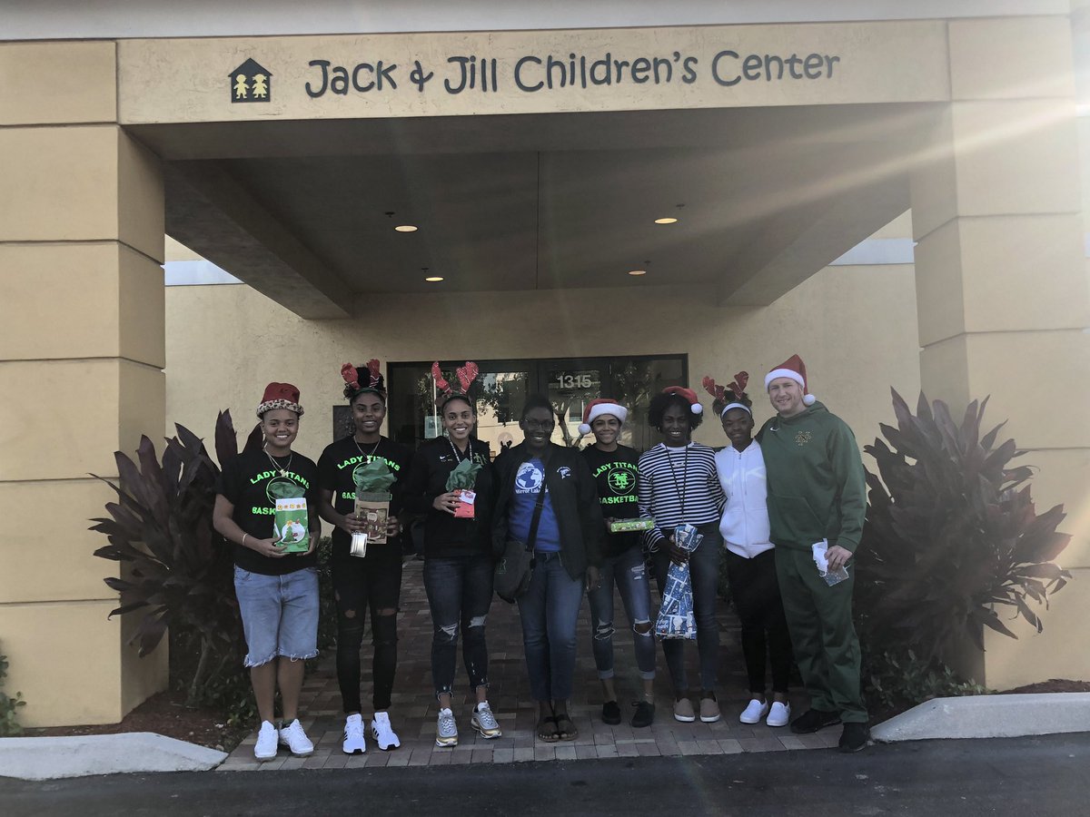 slimplicitee's tweet photo. It’s ALWAYS better to give than to receive! @GBBNova decided to adopt a family this holiday season.
#beablessing
#showthemhow
#wayoflife https://t.co/UkPYa54fZ8