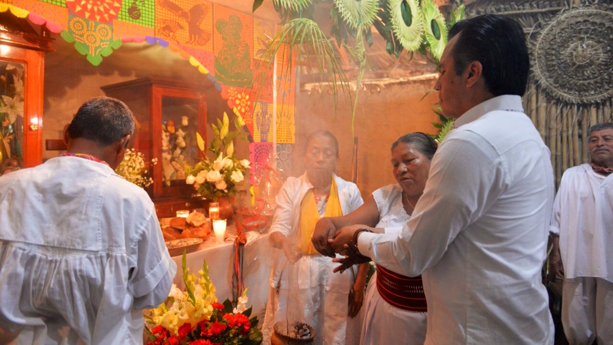 Me honra haber formado parte de nuestras tradiciones totonacas, al participar en la develación de la placa conmemorativa “La Ceremonia Ritual de los Voladores” y en la presentación del libro “Mujeres de Humo” en #Papantla.

¡#MeLlenaDeOrgullo ser veracruzano!