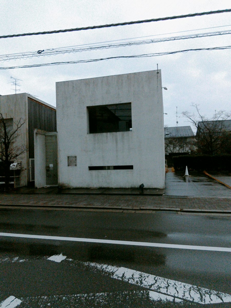 sweetbean_tw's tweet photo. つい最近までおしゃカフェだったのに、閉店した途端京極夏彦感溢れるハコとなった物件がこちらです。 https://t.co/BAYUsFlLC3