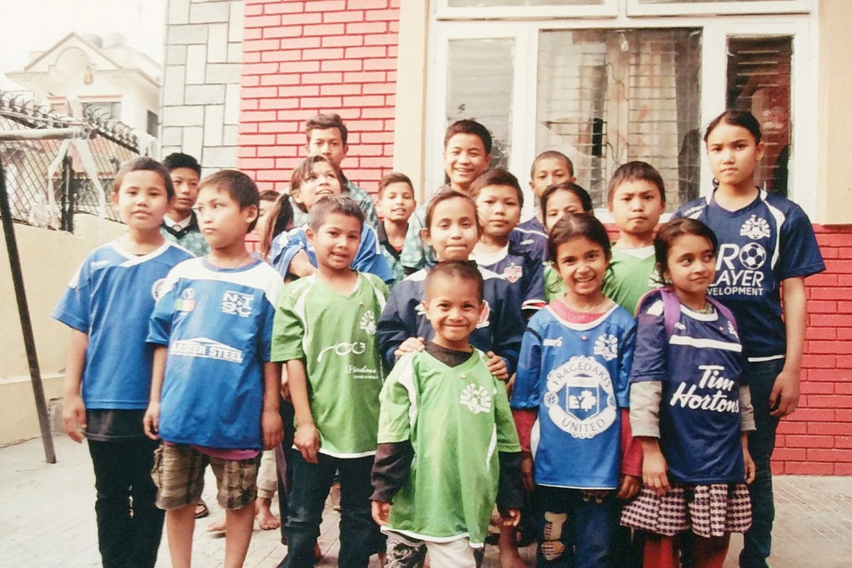 SecondKicks's tweet image. A friend of Second Kicks traveled to #Nepal and took along soccer balls and jersey/shorts sets. You can more photos &amp;amp; info on our website: secondkicks.ca/single-post/20… 

In the 📷you can spot jerseys from: @eastyorksoccer, @NT_SoccerClub If you recognize others please comment!