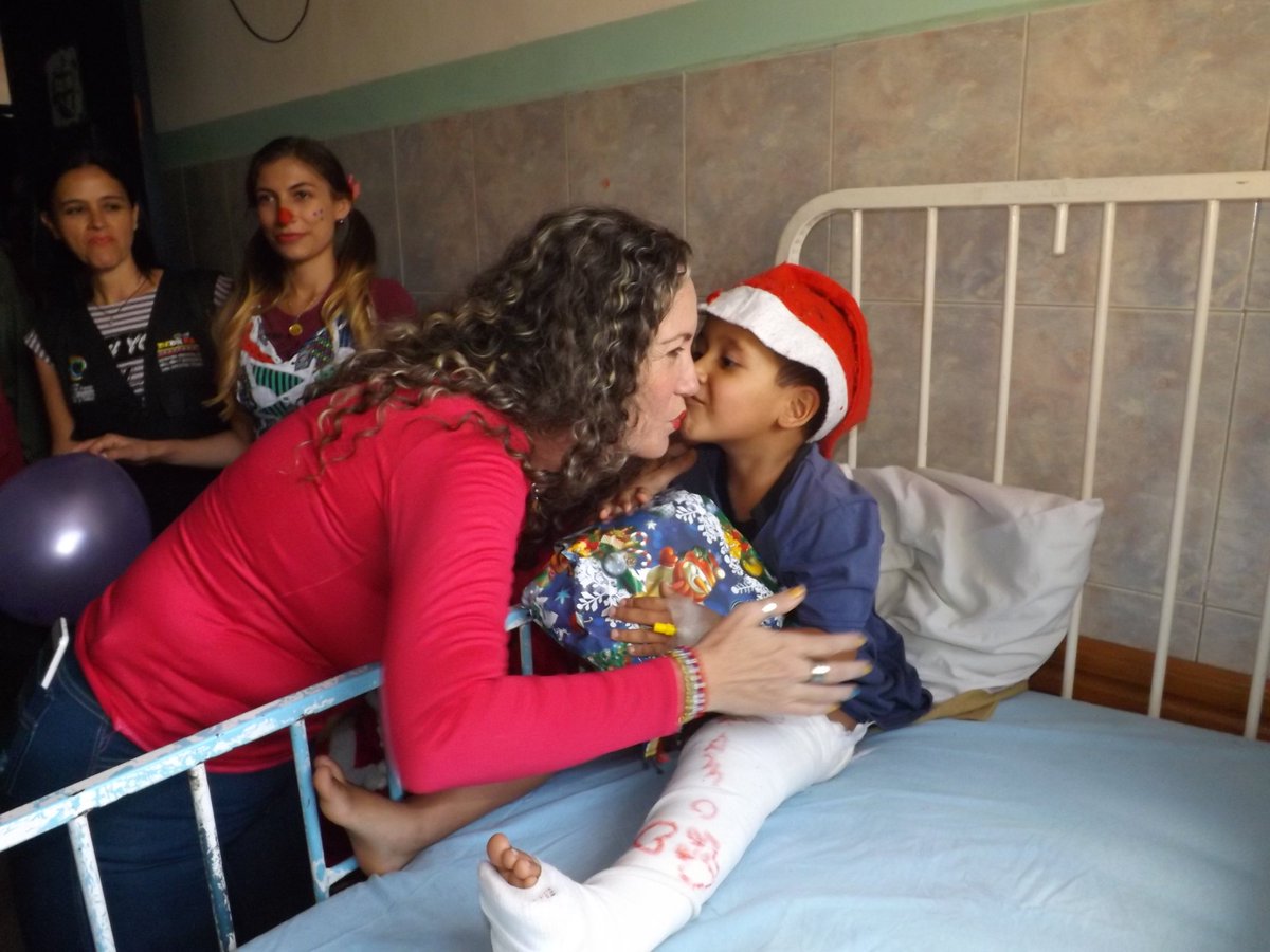 📷📸#EnFotos || ¡Regala una Sonrisa a un Niño en Navidad! 🎄🎁⭐😁

Como parte de la época navideña el equipo de @ZonaEducTachira lleva alegría a los niños 👦y niñas 👧 de la Unidad de Oncología Pediátrica y Pediatría Médica del Hospital Central de #SanCristóbal
@psuvaristobulo
