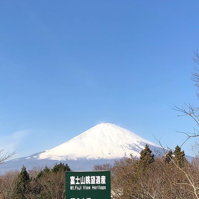 いつ見ても富士山は爽快な気持ちにさせてくれる。お天気は運次第だからね、感謝です^_^
#富士山 #富士山と温泉て最高 #雪化粧ステキ #自由に働く #人生の質を高める #女性の働き方 http://bit.ly/2RaZEt7